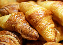 Croissanter smakfullt staplade på varandra över hela bilden